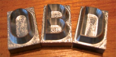 Lettre acier à frapper