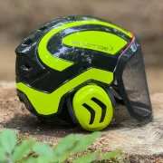 Zoom sur le casque Protos Forest Noire et Jaune PFANNER