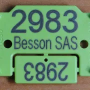 Plaquettes plastique avec marquage Laser - 1 numéro + 1 ligne de texte + coupon (1000 pièces)