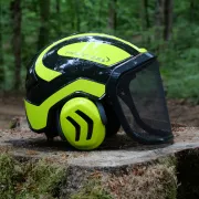 Côté du casque Protos Forest Noire et Jaune PFANNER